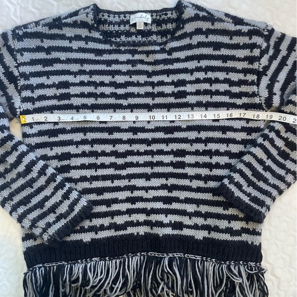 Wonderly Women’s Drop Shoulder Sweater w/ Fringe Bottom Detail Small Knit Fuzzy - Picture 5 of 7